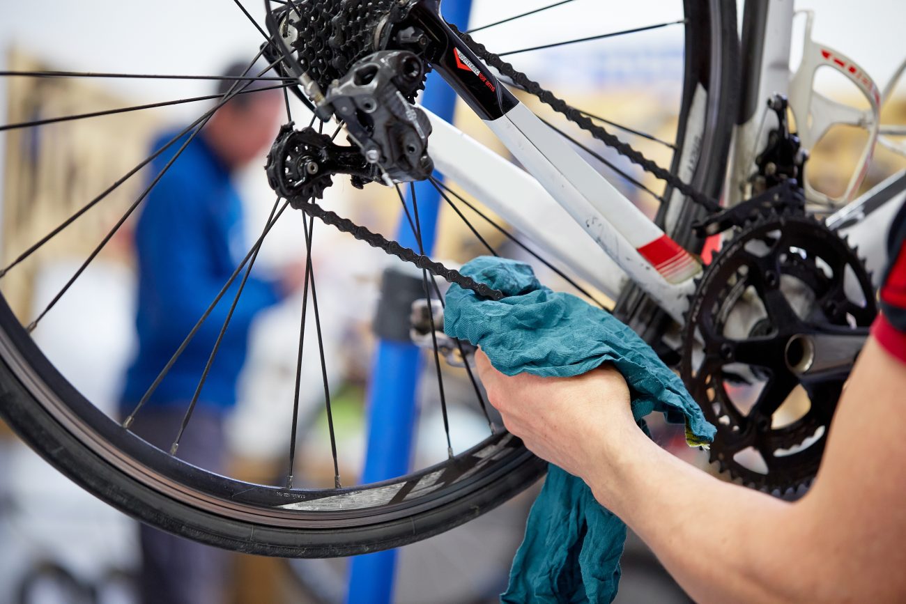自転車のチェーンを磨いている人